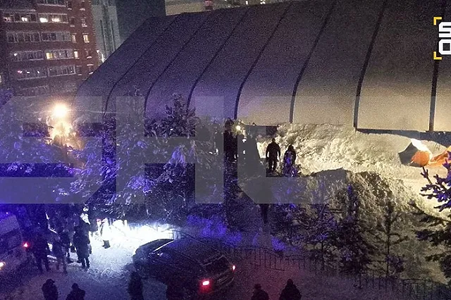 Ребенок погиб под снегом, лавиной сошедшим с хоккейного корта в Лянторе