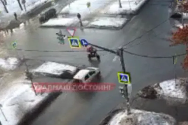 Курьер на электровелосипеде попал под машину на Уралмаше