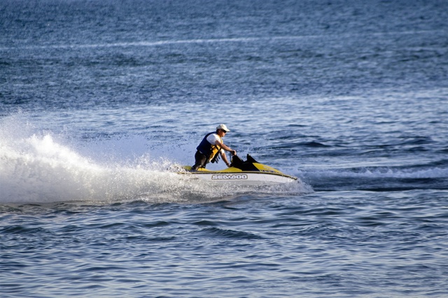 Водный мотоцикл чудом не сбил девушку на пляже