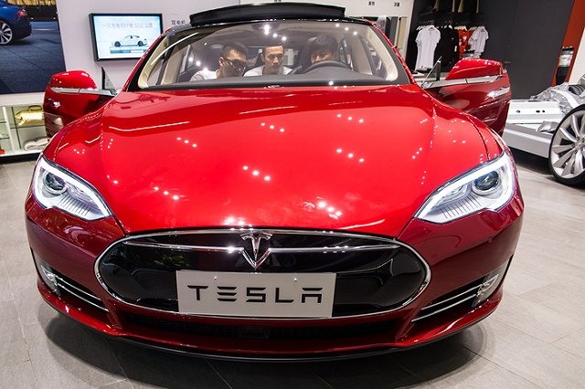 «Тесла» представила самую дешевую модель своего электрокара