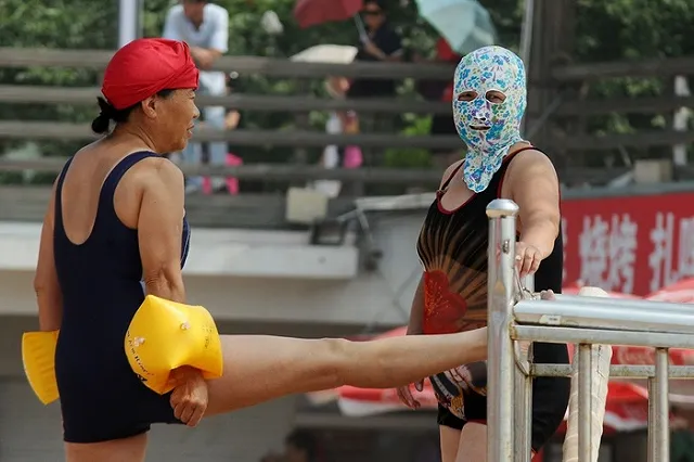 Пользоваться смартфонами на солнце оказалось вредно для кожи