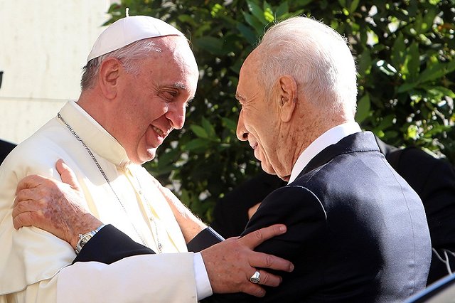 На похороны экс-президента Израиля вылетает его племянник — экс-депутат ЗакСО