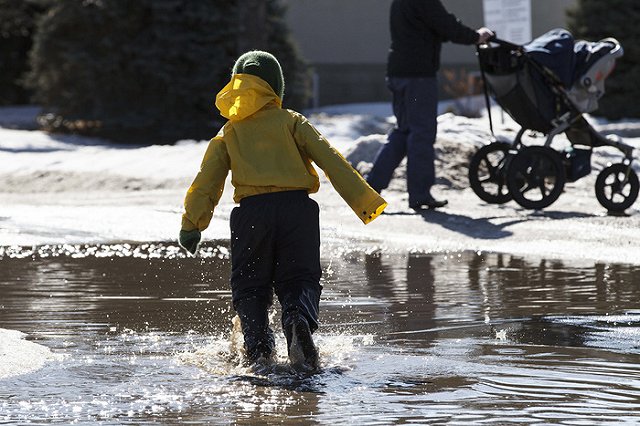 Мокрый снег идет в центре столицы