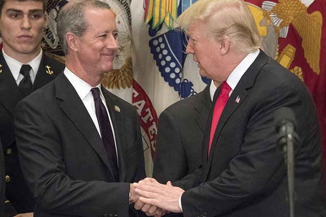 Обхватившего двумя руками стакан Трампа заподозрили в употреблении наркотиков