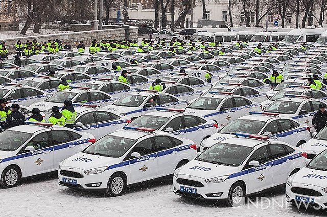 239 автомобилей для полицейских освятили на площади 1905 года