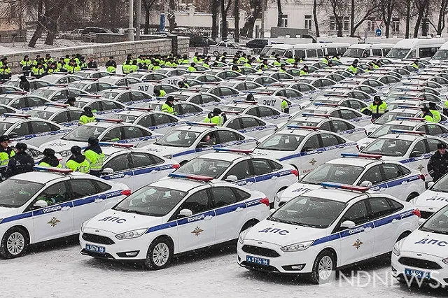 239 автомобилей для полицейских освятили на площади 1905 года