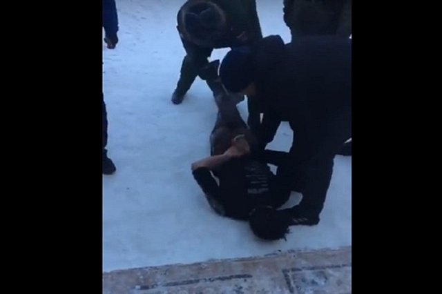 Напавшего на школу в Бурятии отправили на лечение