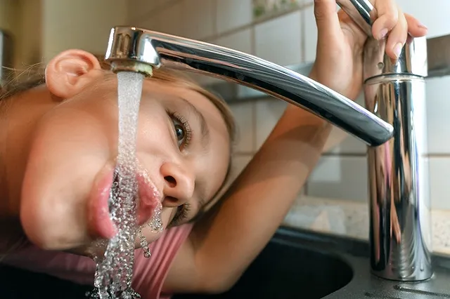 За гибель школьницы, которой упал на голову выброшенный смеситель, никого не накажут