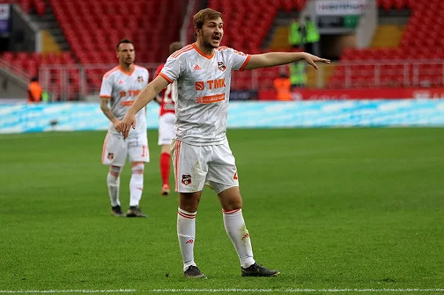 Футболист «Урала» заявил, что «сажал бы в камеры на пару дней» нарушителей эпидрежима