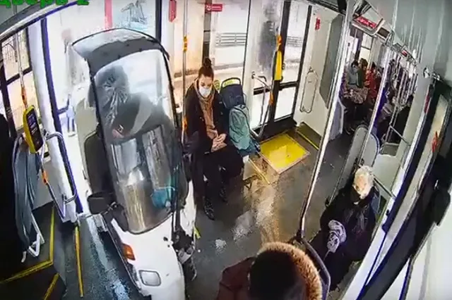 В Москве курьер доставки пиццы заехал в трамвай на мопеде — видео