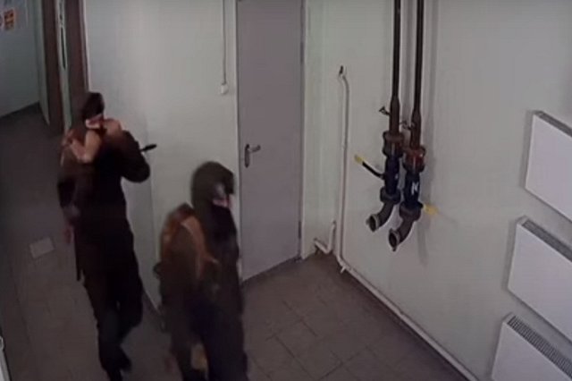 Парни с автоматами из Академического попали на видео