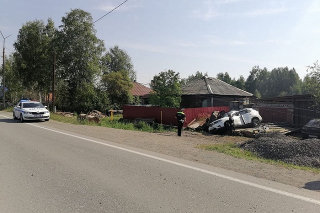 Водитель, встретивший в Кольцово родственников, врезался с ними в столб