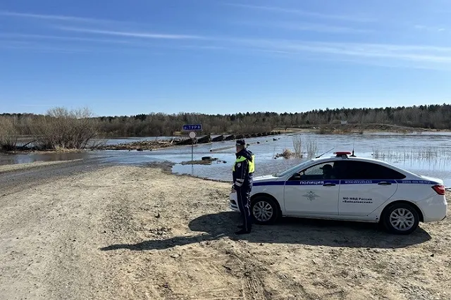 Только на лодке: в Свердловской области перекрыли движение из-за разлива реки