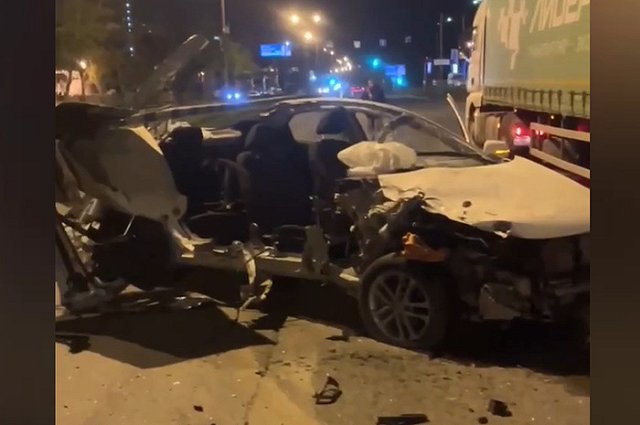 На Объездной легковушка влетела под фуру