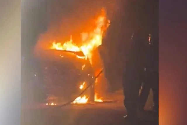 В Екатеринбурге подожгли машину, которая перегородила проезд скорой