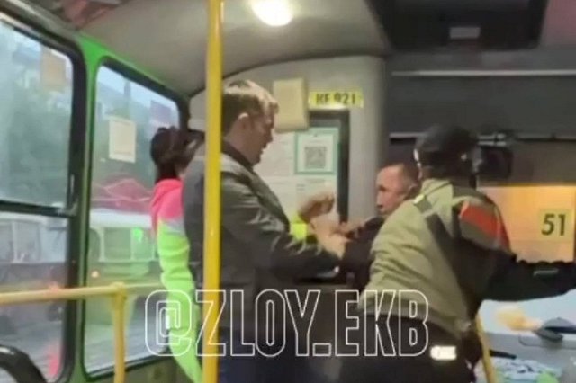 В Екатеринбурге кондуктор-мигрант избил пассажирку в автобусе
