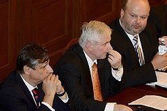 Премьера Чехии подвел невыключенный микрофон