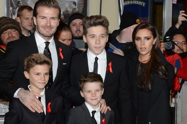 Burberry представила рождественский ролик с Ромео Бекхэмом