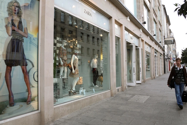 Крупные продавцы одежды приостановили поставки в Россию