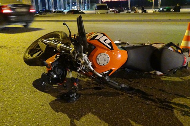 Байкер погиб, пытаясь проскочить на красный перед автобусом в Москве