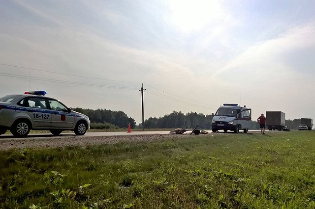 На Тюменском тракте водитель грузовика сбил попутного велосипедиста