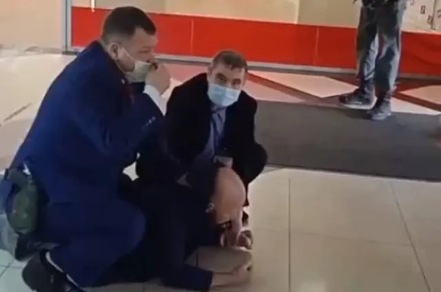 В ТРЦ «ФанФан» охранники жёстко задержали ковид-диссидента