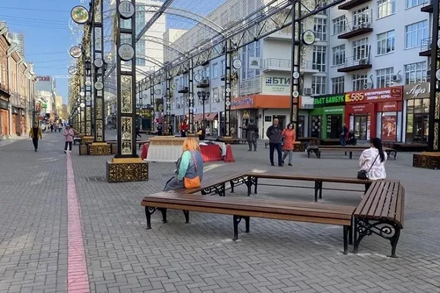 На Вайнера вернули скамейки, которые убрали вместе с огромным львом с золотыми яйцами