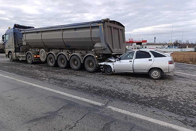 В аварии на Тюменском тракте погибли два человека. Их машина влетела в стоящий на трассе грузовик
