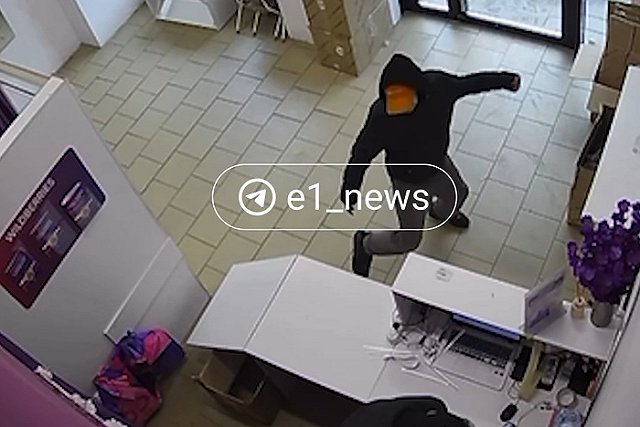 В Екатеринбурге рецидивисты напали на сотрудницу Wildberries из-за нового iPhone