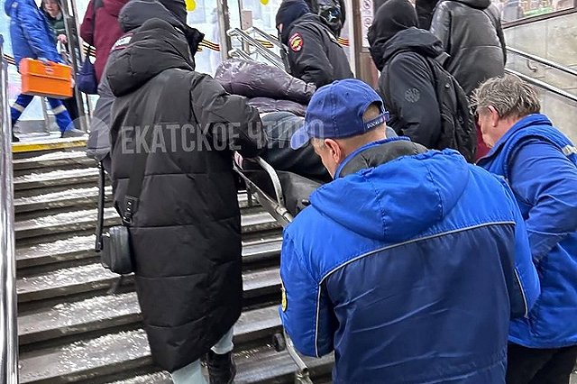 Медики вынесли пенсионерку со станции метро «Площадь 1905 года»