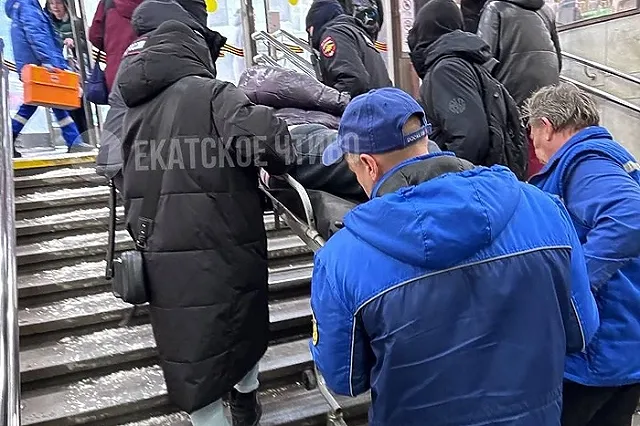 Медики вынесли пенсионерку со станции метро «Площадь 1905 года»