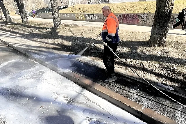 Улицы в Екатеринбурге стали мыть с шампунем