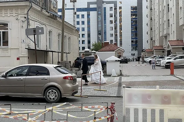 В Екатеринбурге пять пар зарегистрировали брак в здании с гербом СССР на Малышева