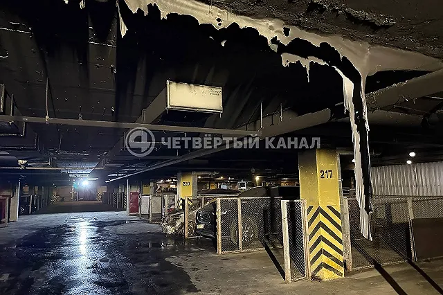 В подземном паркинге Екатеринбурга мужчина пытался голыми руками спасти горящий автомобиль