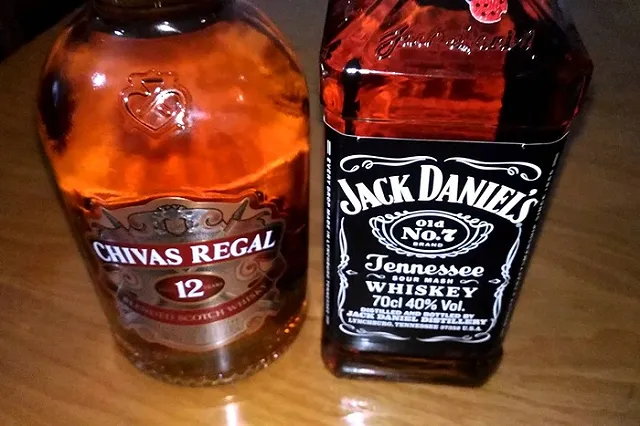 Судебному приставу пробили голову бутылкой из-под виски