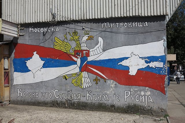 На крыше Уральского окружного военного суда установили перевернутый флаг России