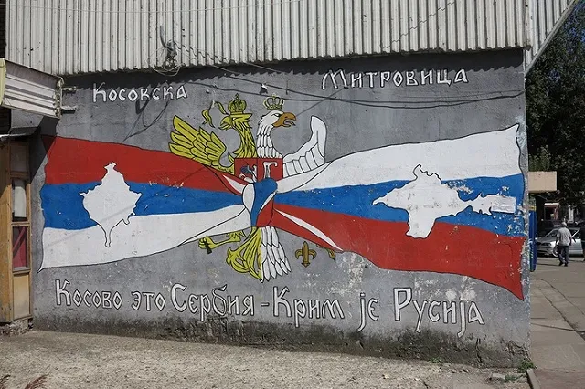 На крыше Уральского окружного военного суда установили перевернутый флаг России