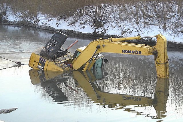 Экскаватор, утонувший в Исети, вытащили со второй попытки