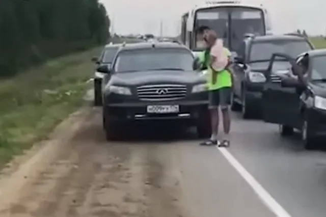 «Типичная „я же мать“ в штанах». Известный юрист высказался о дорожной разборке