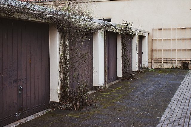 Гаражи уже продают по цене квартир. А от покупателей все равно отбоя нет