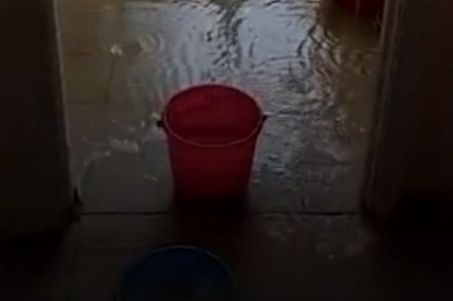 «Упадёт тебе на башку!»: в уральском роддоме рухнул потолок из-за прорыва трубы