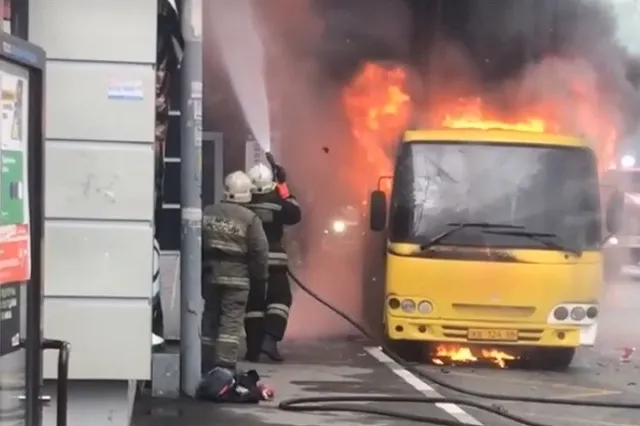 «Как бы не хлопнуло»: в Екатеринбурге на остановке загорелся автобус
