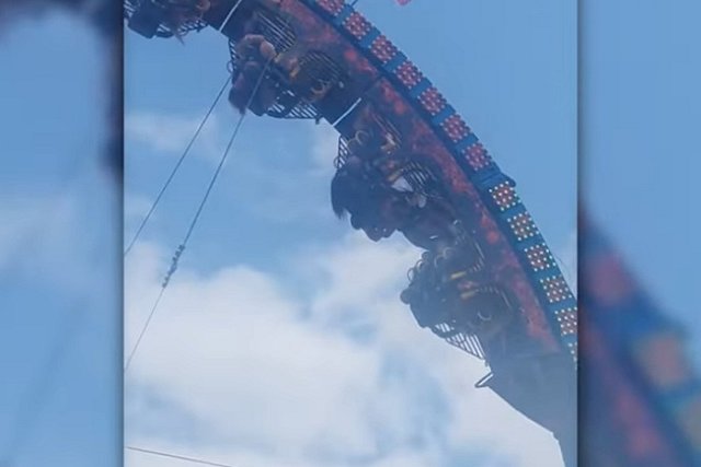 В США пассажиры неисправного аттракциона повисли вниз головой на несколько часов