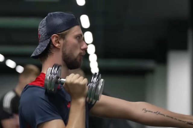 Задержанный за уклонение от службы в армии российский хоккеист подписал контракт с ХК ЦСКА