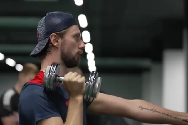 Задержанный за уклонение от службы в армии российский хоккеист подписал контракт с ХК ЦСКА