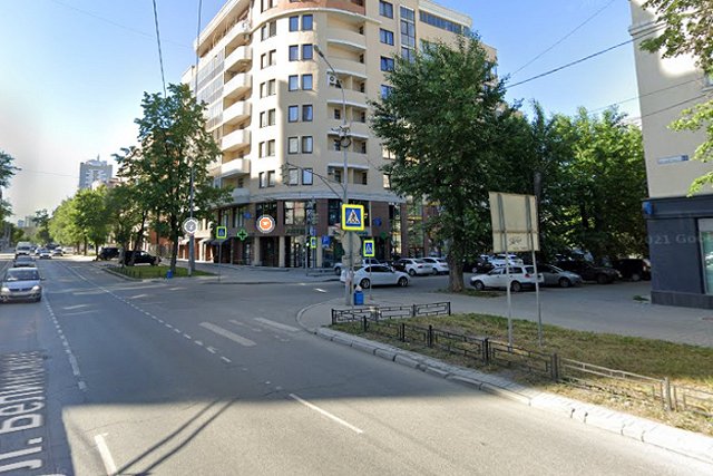 В Екатеринбурге машина такси вылетела на тротуар