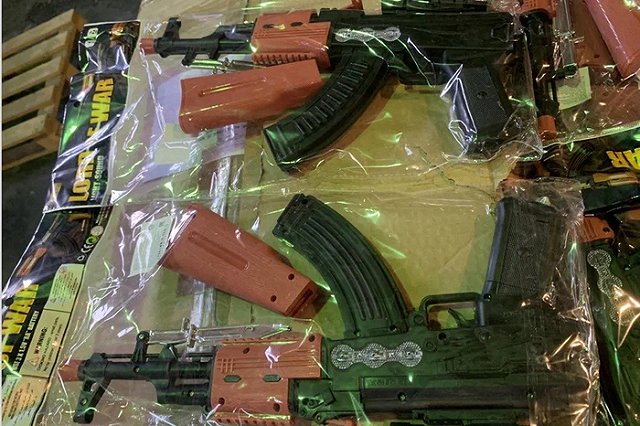 Двести сорок «автоматов Калашникова» задержали екатеринбургские таможенники