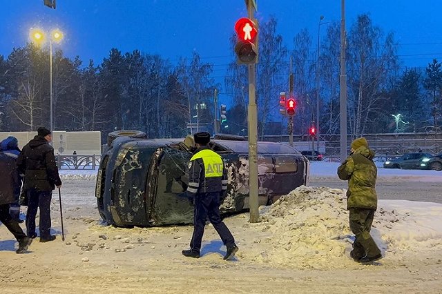 Опрокинувшийся «Мицубиси» сбил двух пешеходов на Серафимы Дерябиной