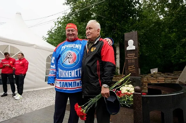 Памятник «легенде русского хоккея» открыли на Широкореченском кладбище Екатеринбурга