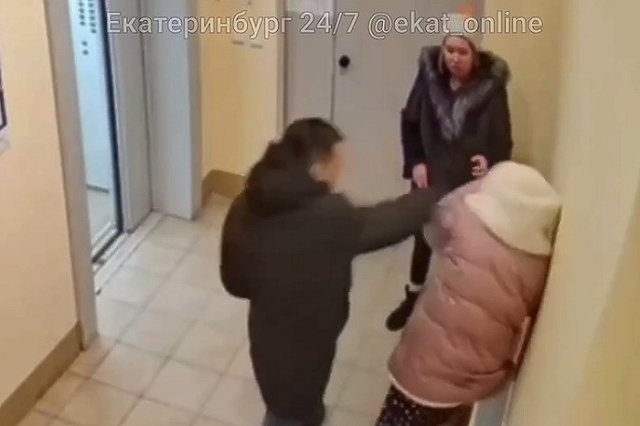 В Верхней Пышме в подъезде избили женщину